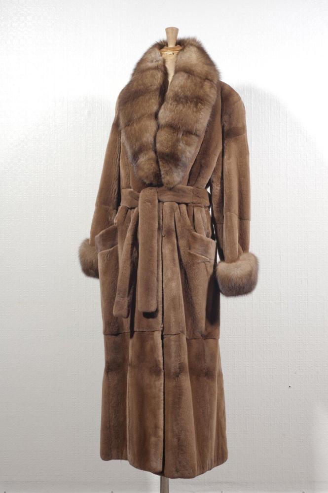 Rolf SCHULTE

Manteau long en Vison femelle scanbrown éjaré, travail pleines peaux, col châle et poignets en Zibeline brune Bargouzine de Russie, travail horizontal, simple boutonnage, deux poches en biais à rabat, fentes de côté, ceinture en Vison