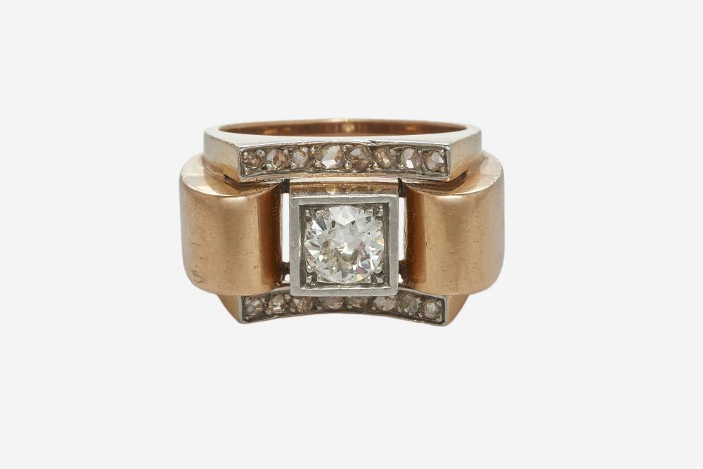 Bague Tank

Bague Tank

En or rose 18k et platine, ornée d’un diamant de taille ancienne dans un serti carré, épaulé de rouleaux et souligné de diamants taillés en rose

Travail français vers 1940

TDD : 52, Poids brut : 9.61 g

A diamond, platinum and 18k rose gold Tank ring, French work circa 1940

RAPPORT DE CONDITION :

Bon état, patine et rayures d’usage

Poids du diamant central : env. 0.40 ct

Veuillez noter que les pierres n’ont été ni desserties ni testées en laboratoire de gemmologie

CONDITION REPORT :

Good condition, usual wear and scratches

Weight of the main diamond : approx. 0.40 ct

Please note that the stones have been neither unsetted nor tested in a gemmological laboratory