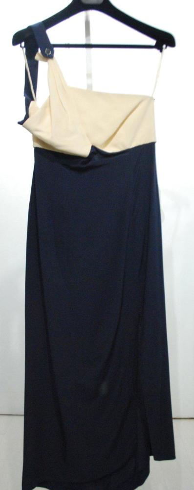 Karl LAGERFELD

Robe en soie bicolore écrue et marine, décolleté asymétrique à une épaule, jupe fendue, nous y joignons une robe à bretelle et un manteau en maille bicolore marine et blanc