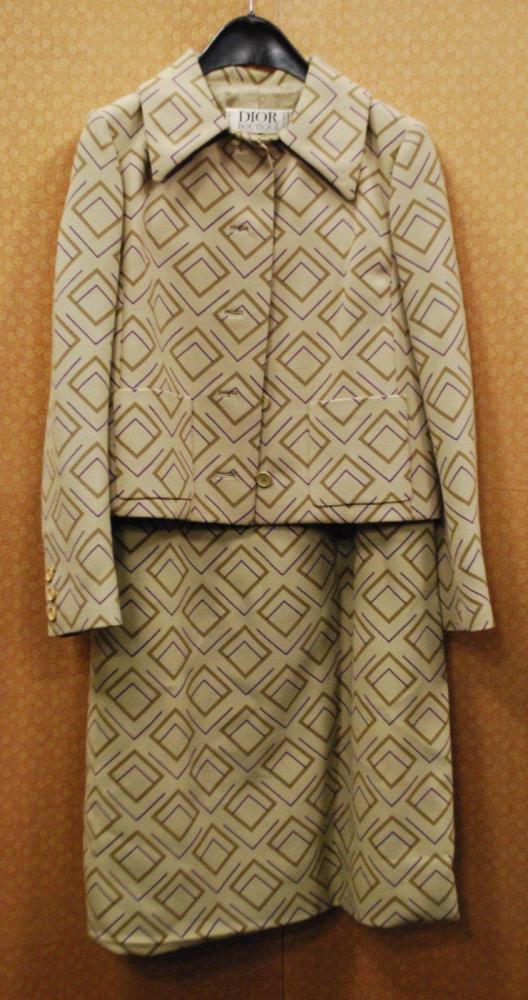 DIOR Boutique, circa 1970

Tailleur en lainage kaki à impression abstraite, veste courte, col en pointe, deux poches plaquées, simple boutonnage, manches longues, jupe évasée mi- longue