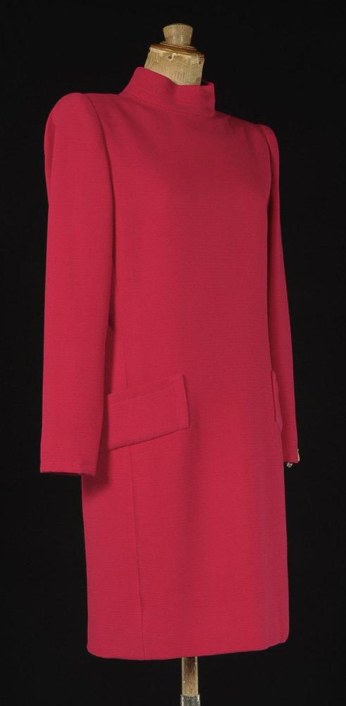GIVENCHY

Haute couture N° 75413, circa 1986 Robe de forme droite en ottoman de laine framboise, col légèrement montant, deux fausses poches plaquées en bias, manches longues. Griffe blanche, graphisme noir.