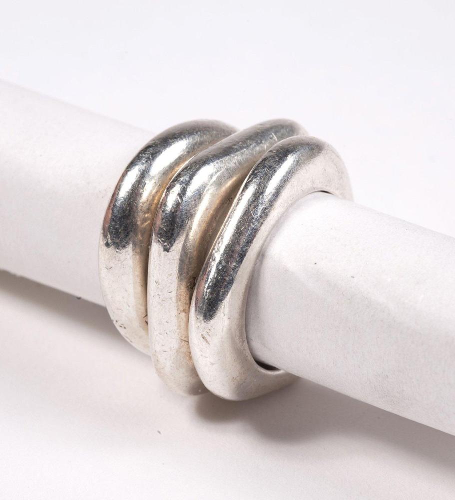 CHANEL

Ensemble de trois anneaux en argent chacun gravé du Nom de la Maison. Pds: 32,3 grs environ