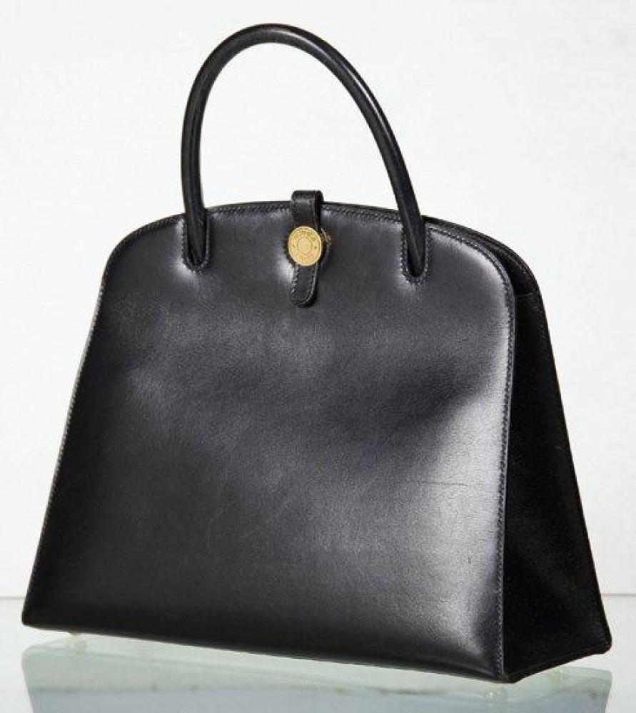 HERMES PARIS MADE IN FRANCE

Sac "Delphi" 30 cm en cuir noir, fermeture languette sur clou de selle signé en laiton doré, poignée. Bon état (légères griffures)