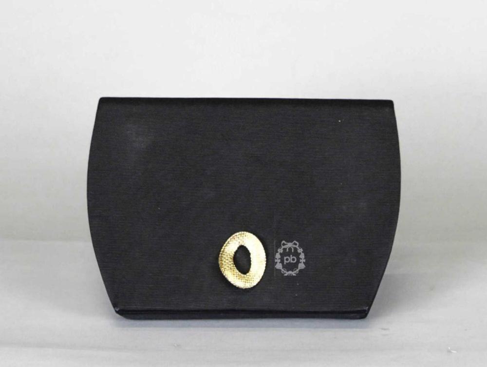 Christian DIOR, Sidonie LARIZZI POCHETTE...

Christian DIOR, Sidonie LARIZZI
 POCHETTE à rabat en ottoman noire ornée d’un motif mouvementé en métal doré façonné. Nous y joignons un SAC en daim noir rehaussé de passementerie et de pompons, fermeture éclair, anse bandoulière