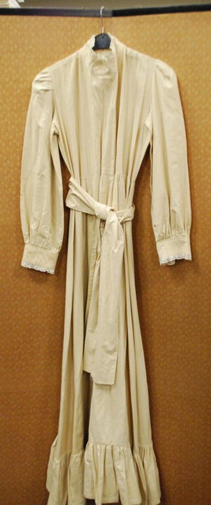 Laura ASHLEY

Robe en coton bi, haut à effet de nervure à col montant rehaussé de guipure, manches longues, jupe ample finissant par un volant