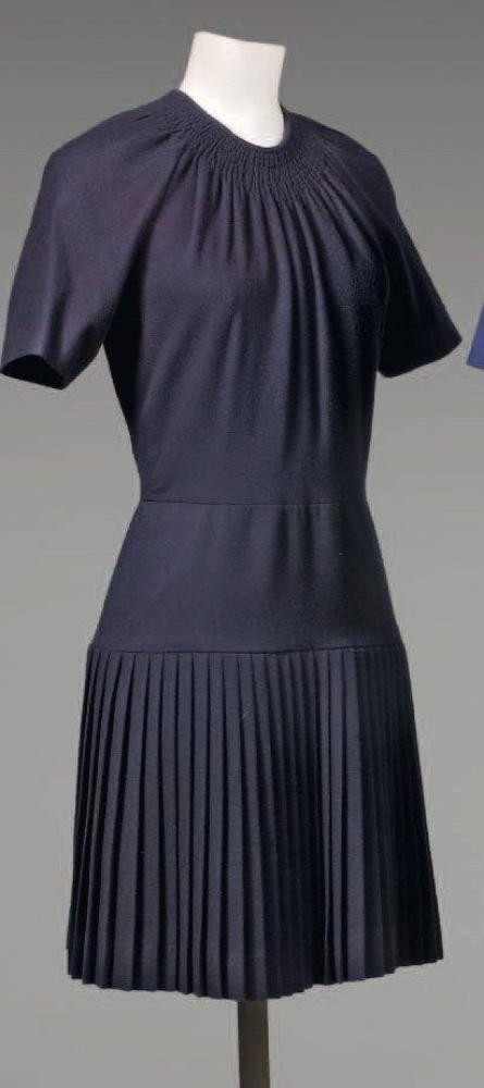 VALENTINO

Robe en laine et cachemire marine, encolure ronde soulignée de smocks, manches courtes raglan, taille basse par une couture, plissé sur les hanches. Griffe blanche graphisme marron