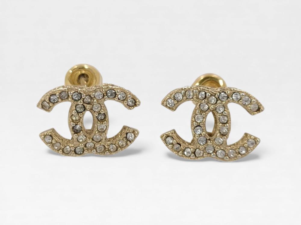 Description
Chanel interlocking CC logo stud earrings from the Spring 2015 collection. Each gold-tone base metal earring is pave-set with approximately 32 round colorless crystals and features a textured reverse finish with straight posts for pierced ears. The reverse of each earring bears an applied oval plate marked © CHANEL ®, B15 followed by an interlocking CC logo and C, and MADE IN ITALY.
Width 1.5 cm, Height 1.1 cm.