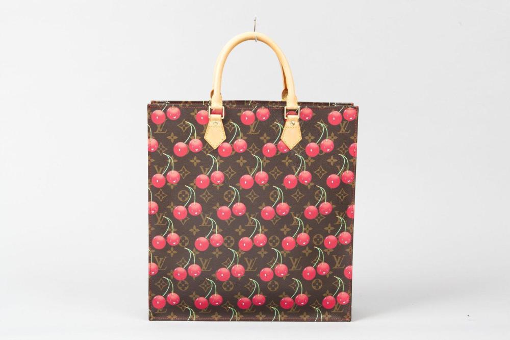 Louis VUITTON par Murakami

Sac «Plat» en toile monogram et cerise, double poignée en cuir naturel. Très bon état