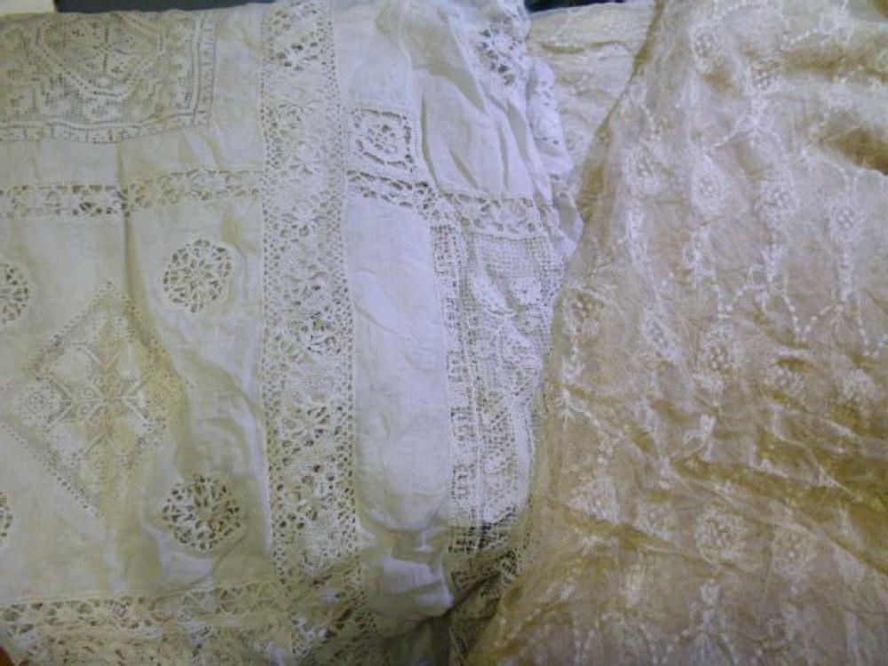 Grand couvre-lit en forme, brodé à incrustations...

Grand couvre-lit en forme, brodé à incrustations de dentelle du Puy aux fuseaux, Filet Rebrodé et dentelle au crochet, début XXe siècle (?). On joint: une paire de rideaux en tulle brodé style Louis XVI