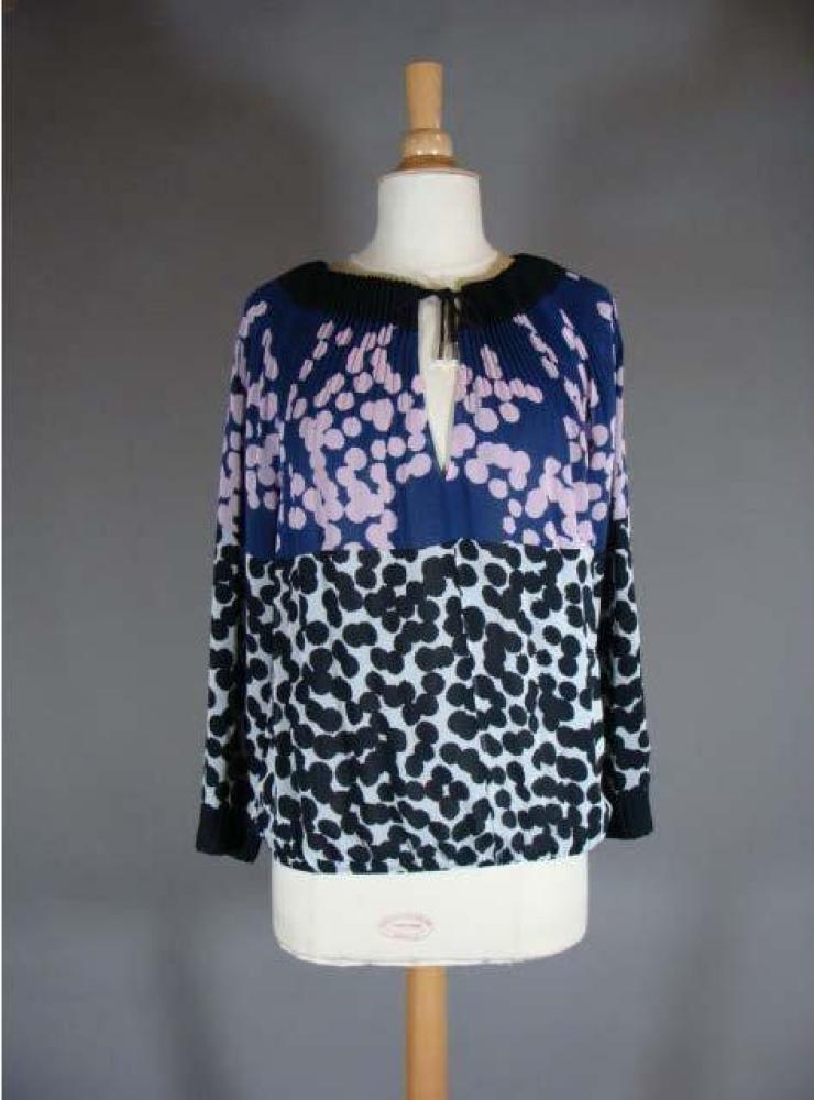 DIANE VON FURSTENBERG

Tunique en coton et soie, intérieur doublée en soie, à col rond plissé et noué sur le devant. Imprimé à fond bleu et pois rose. Fond blanc et pois noirs. Taille S-M Tâches minimes