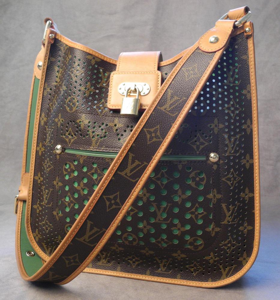 LOUIS VUITTON, par Marc JACOBS

Sac "MUSETTE PERFO" Sac en toile monogram avec un jeu subtil de perforations réhaussé par une doublure de couleur vive verte Intérieur en toile verte avec une poche plaquée Anse L: 28 cm H: 18 cm EN TRES BON ETAT Avec son dustbag et sa boîte d’origine Edition limitée 2006