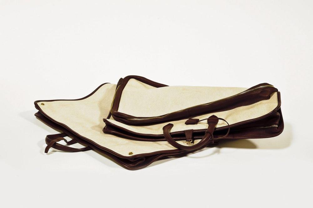 HERMES Paris made in France

Porte-habits à deux compartiments en toile chinée beige et cuir grené marron, fermetures éclair, fermeture pression, double poignée, porte-nom. Bon état