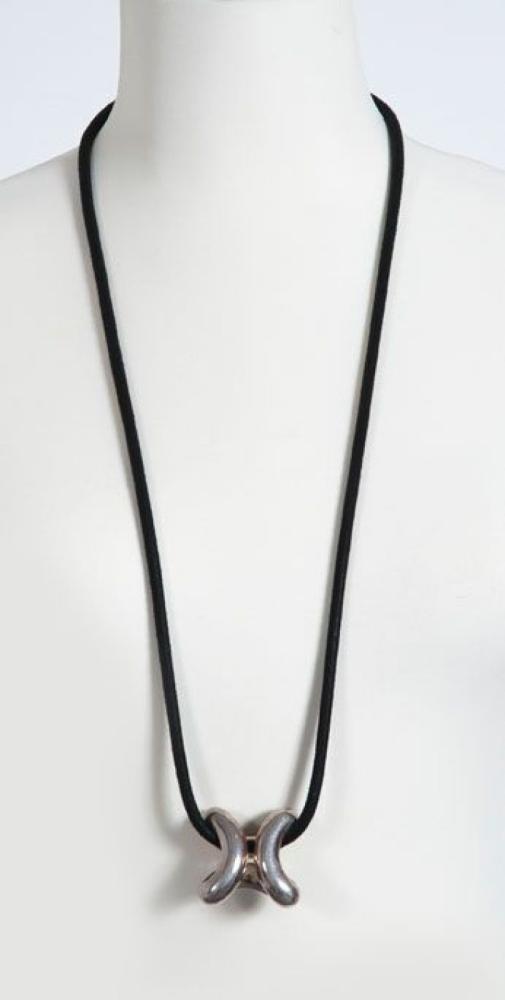 HERMES Paris made in France

Pendentif volute 38mm en argent 925/1000 retenu par un lien noir, fermoir en métal argenté palladié. Pds brut: 82,4 grs