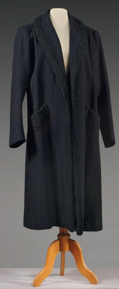 Jean PATOU

Manteau en drap noir, col châle, parementures, poches en biais ornées d’une broderie de laine rehaussée d’une bande d’astrakan boukara Griffe blanche, graphisme rose