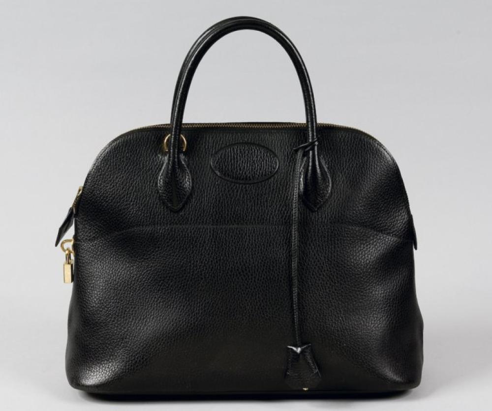 HERMÈS Paris made in France

Sac «Bolide» en cuir grené noir, attaches , fermeture éclair, double poignée, clefs, cadenas. Bon état.