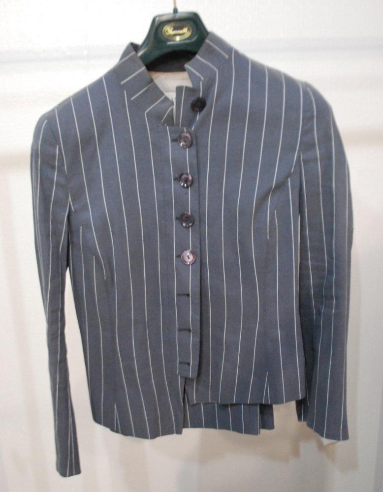 ARMANI Collezioni

Tailleur en lin et soie bleu rayé blanc, veste col droit, simple boutonnage sur patte, pantalon large à revers. Taches, salissures