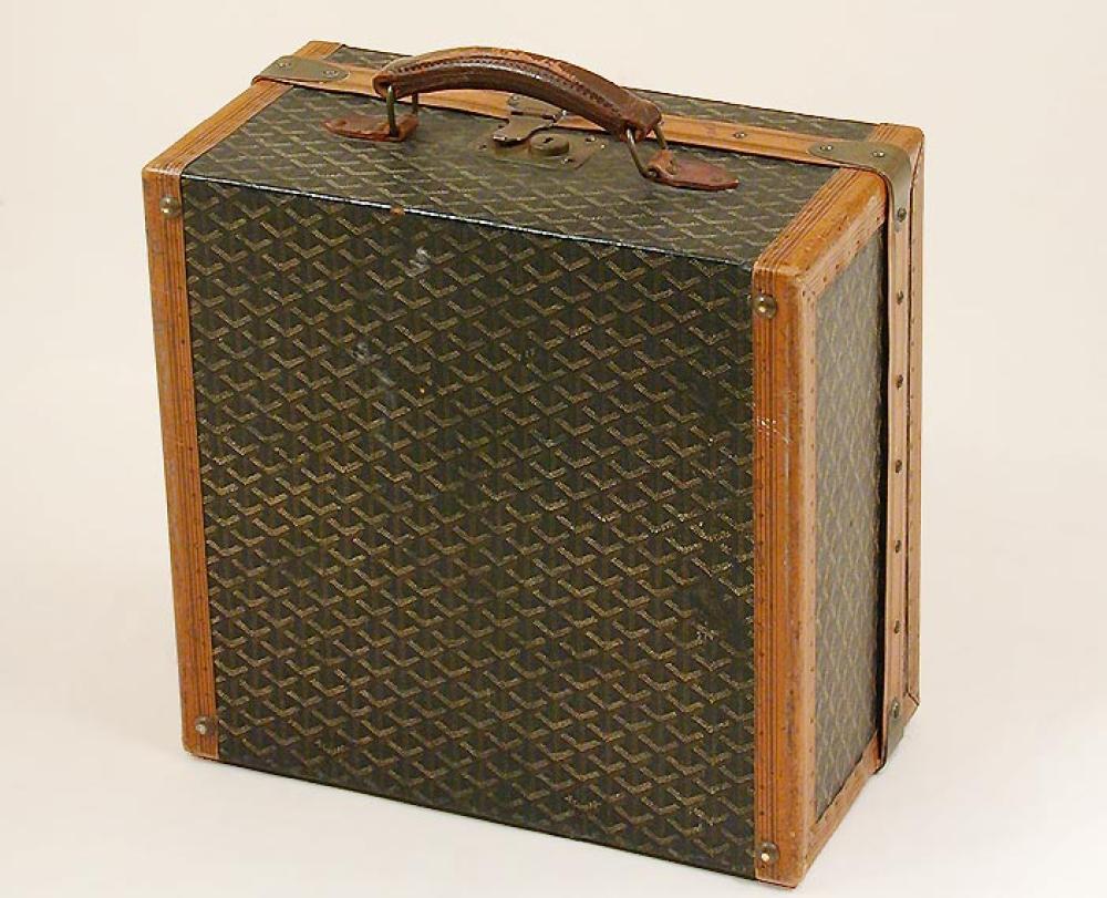 Goyard Suitcase

Lot 998
Goyard Suitcase
Circa 1930 
 The canvas stamped with basketweave pattern, wide leather band trim, brass metal fittings, interior lined in canvas, 8 1/2 x 15 1/2 x 16 inches, labeled: Malles Goyard/233 Rue St. Honore/Paris/Monte-Carlo/Biarritz/Bordeaux and Goyard/Paris in canvas.
Good condition, wear to leather handle, hinges loose.