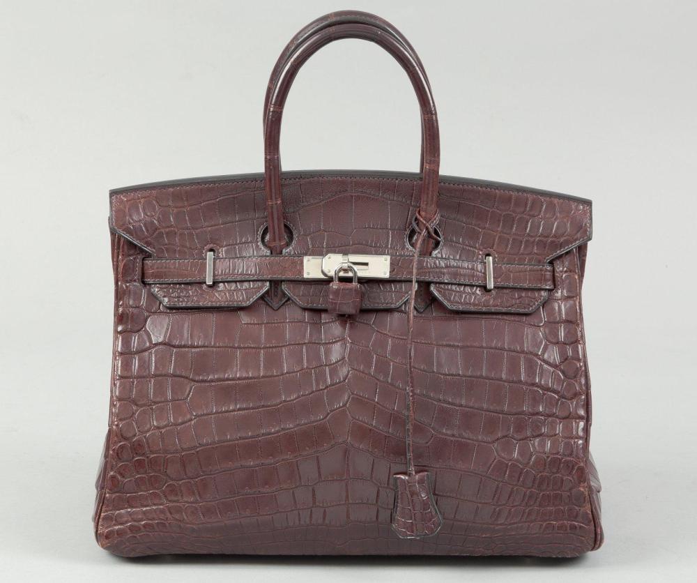 HERMES Paris made in France

*Sac "Birkin" 35 cm en crocodile porosus marron mat, attaches fermoir palladium, double poignée, clefs, cadenas recouvert. Année 2000. Très bon état(Ce lot a été confectionnés dans des parties d’espèces de crocodylidaes spp classées aux annexes II/B de la Convention de Washington et de la Regle 338/97 du CE 9/12/1996. )Pour une sortie de l’UE un CITES d’export sera nécessaire celuici étant à la charge du futur acquéreur