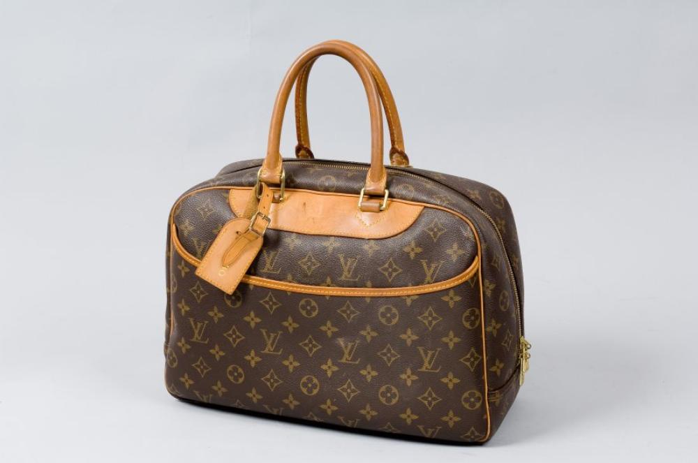 Louis VUITTON

Sac beauty-case souple modèle "Deauville" en toile monogram et cuir naturel, fermeture éclair, double poignée, poche extérieure
