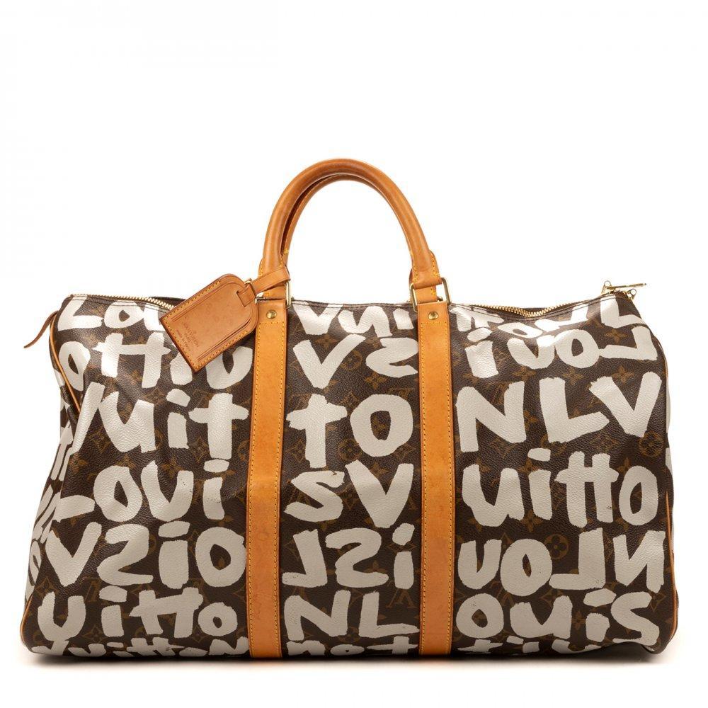Description

LOUIS VUITTON.
Keepall 50 bowling pins, Stephen Sprouse limited edition.
Made of brown Monogram Graffiti hessian with white lettering. Zipper closure at top. Rigid handles and finished in vachetta leather with patina. Gold-plated metal hardware.
Includes protective cloth pouch and travel tag.
With interior numbering.
In excellent condition, light signs of use.
Measurements: 50 x 29 x 22 cm.

Stephen Sprouse (1953-2004) was an American designer and artist, known for fusing fashion and punk culture with contemporary art. He stood out in the 80’s and 90’s for his bold designs, with neon colors and graffiti inspired by street art. He collaborated with Louis Vuitton in 2001 under the direction of Marc Jacobs, creating the iconic Graffiti line. After his death in 2004, Louis Vuitton launched in 2009 a reissue tribute to his work.