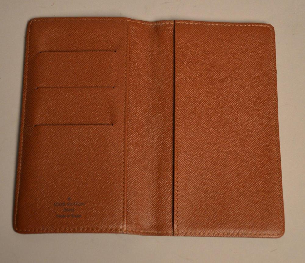 Louis VUITTON

Couverture agenda de poche Toile Monogramm Trois fentes pour cartes de crédit, et deux larges fentes pour les recharges papier. 16x9 cm EN TRES BON ETAT