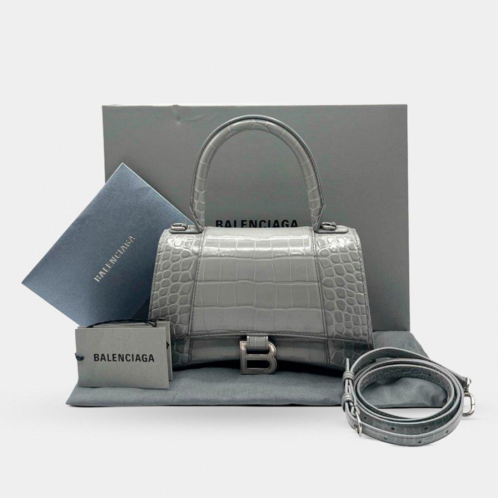 Description

BALENCIAGA.
Hourglass bag.
Grey crocodile-effect leather, an iconic piece of the maison that fuses structured elegance and contemporary style.
In perfect condition and includes original box, dustbag and removable shoulder strap with silver metal hardware.
Measurements: 22.5 x 14.5 x 10 cm.

The curved design of the Hourglass model has become a symbol of modernity in the luxury world. Ideal for those who are looking to buy an authentic, exclusive and avant-garde Balenciaga bag.