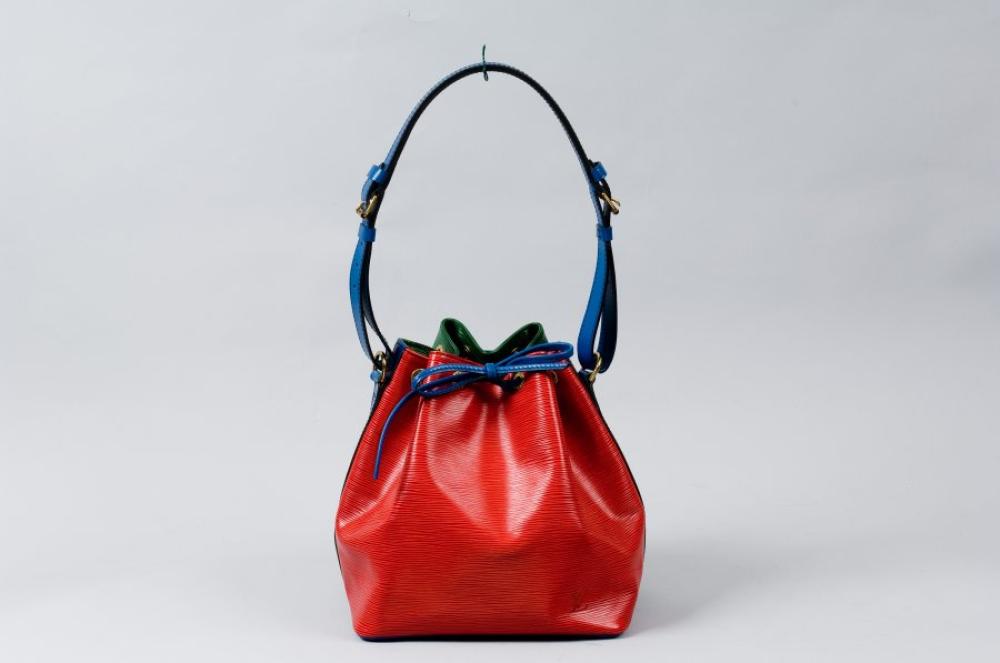 Louis VUITTON

Sac Noé en cuir épi tricolore, vert, rouge, anse et lien de fermeture bleu (état neuf)