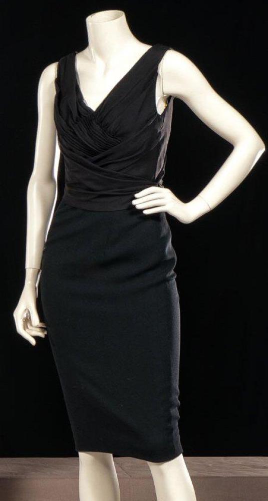 Christian DIOR

Haute couture par John Galliano circa 2004/2005 Robe de dîner, haut en gazar noir decolleté en pointe sur drapé et effet de cache coeur, sans manches, jupe droite en crêpe de laine. Griffe blanche, graphisme noir