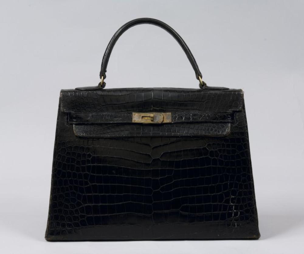 HERMES Paris

*Sac Kelly 32 cm en crocodile noir, fermoir attaches plaqué or, poignée (cadenas et clefs non d’origine)
