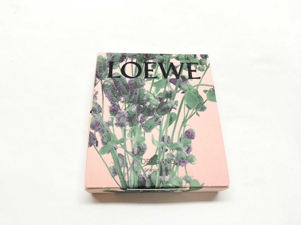 Description
Loewe Oregano scented soap bar duo set, contemporary. Two solid soap bars embossed with the Loewe logo, presented in original cardboard packaging featuring a botanical oregano illustration. Each bar is formulated with oregano fragrance and bears the Loewe mark in serif type.
Each bar approximately 10 cm x 5 cm
125g per bar (250g total net weight).