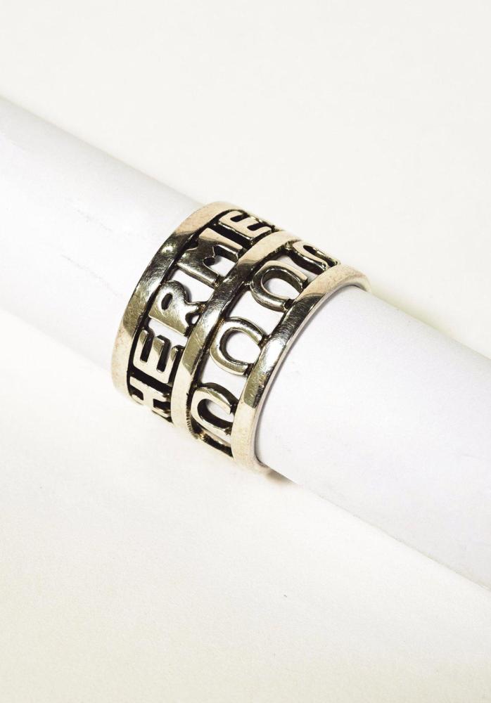 HERMES Paris made in France

Anneau en argent figurant une branche de laurier entourant le nom de la Maison surmontant des fers à cheval. Pds: 7,0 grs environ. T.51