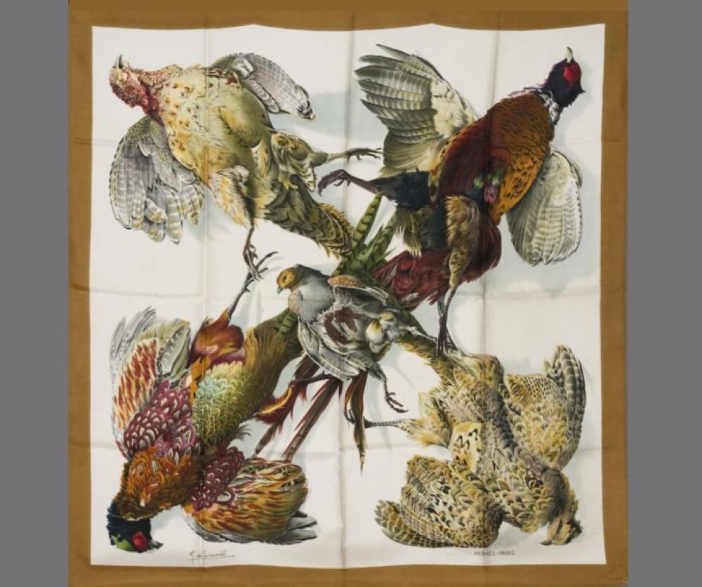 HERMÈS Paris made in France

*Carré en soie imprimée à décor de faisans, signé H. de Linares.