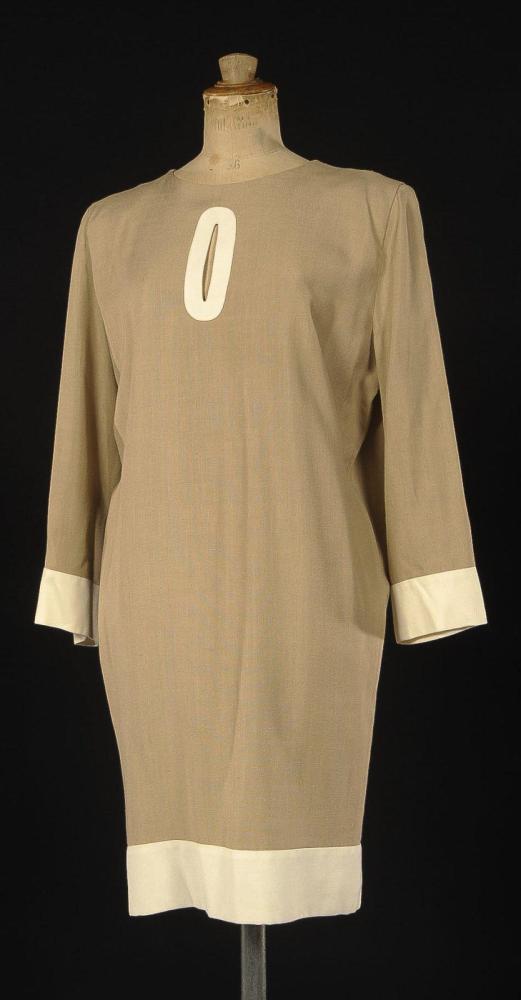 Boutique Pierre CARDIN, circa 1990

Robe sac en toile de lin beige, encolure ronde, buste rehaussé d’une découpe ouverte en toile de lin blanc, bas des manches longues et bas de la robe à l’identique. Griffe noire, graphisme blanc.