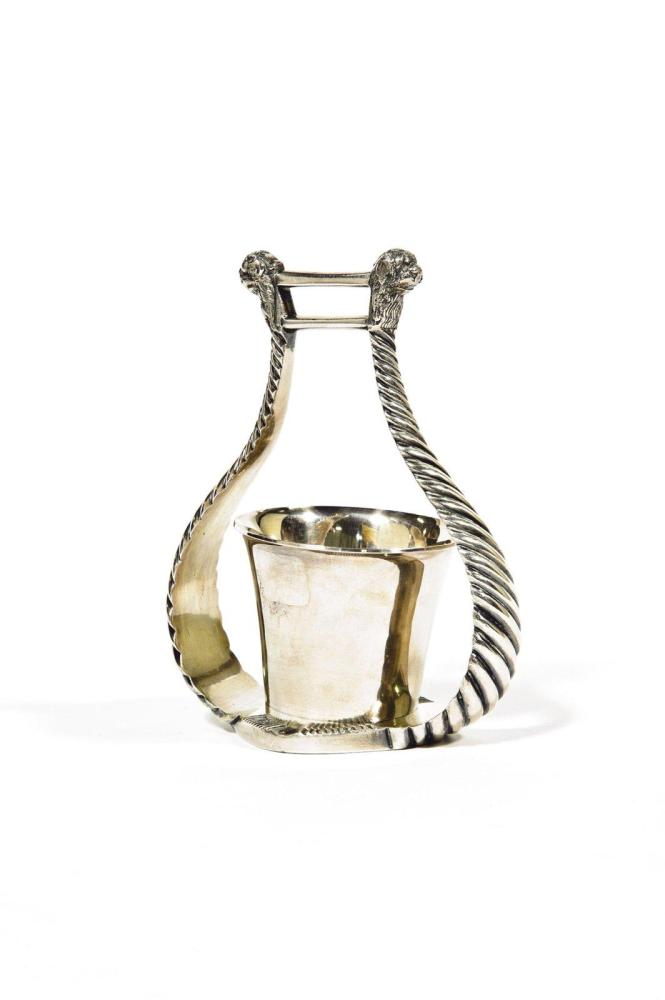 HERMES Paris

Pot à crayon en métal argenté enserré dans un support en forme de lyre torsadé. Bon état