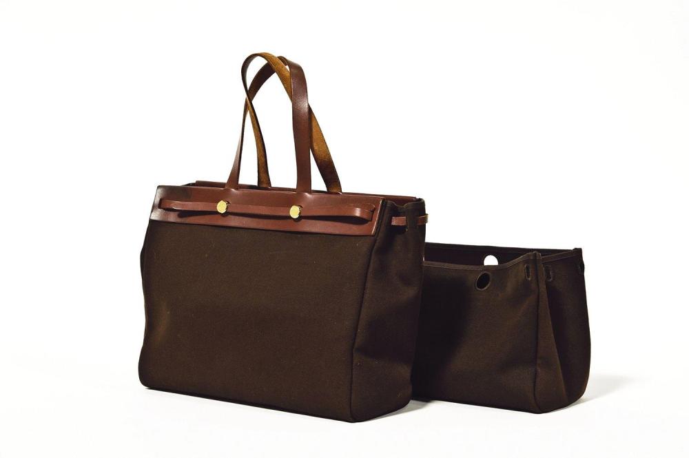 HERMES Paris made in France

Sac "Herbag" 40cm interchangeable en toile et cuir marron, fermeture patte de serrage sur clous de selle en métal doré, double poignée, nous y joignons un second sac interchangeable en toile marron. Bon état (légères traces)