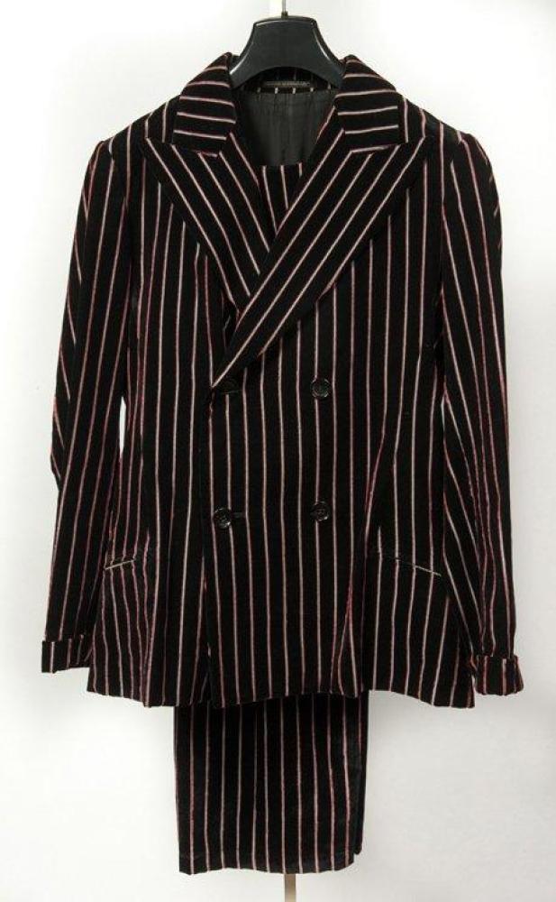 Yohji YAMAMOTO

Ensemble Pantalon en velours noir à rayures roses blanches, veste à col châle cranté, double boutonnage, poches zippées, pantalon droit.