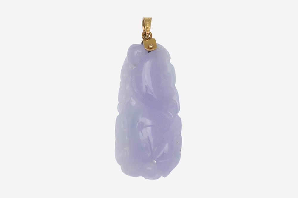 Pendentif

Pendentif

En jade jadéite lavande à décor sculpté de fleurs et poissons, la bélière en or jaune 18k

Haut. : env. 5.3 cm, Poids brut : 15.14 g

A lavender jade and 18k yellow gold pendant

RAPPORT DE CONDITION :

Bon état, patine d’usage

CONDITION REPORT :

Good condition, usual wear

L’adjudication de ce lot est TTC. La TVA au taux réduit de 20% s’applique sur l’adjudication et la commission de vente. Cette TVA est récupérable pour le professionnel français. Elle est remboursable pour un acheteur hors UE sur présentation des justificatifs d’exportation hors UE ou pour un adjudicataire professionnel justifiant d’un numéro de TVA intracommunautaire et d’un document prouvant la livraison dans l’Etat membre.

The hammer price will be VAT included. 20% VAT will be added to the hammer price and buyer’s premium. Upon request, this VAT can be refunded to the purchaser on presentation of written proof of exportation outside the EU or to the EU purchaser who will submit his intracommunity VAT number and a proof of shipment of his purchase to his EU country home address.