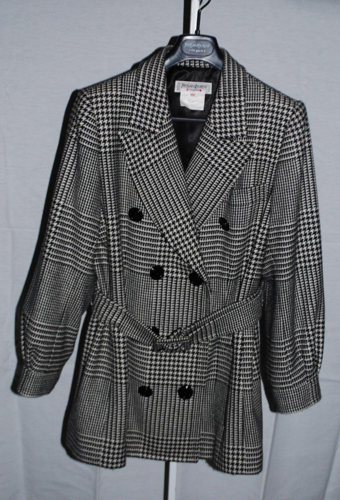 Yves SAINT LAURENT rive gauche

Veste en lainage pied de poule noir et blanc, col châle cranté, une poche poitrine et deux poches verticales, double boutonnage, manches longues resserées aux poignets