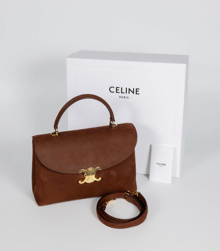 Description

CELINE
Medium Nino bag.
In nubuck calfskin leather in caldera color. Gold-finish metal clasp with iconic Triomphe motif. Short top handle and removable nubuck leather handle. Brown leather lining. Central pocket with zipper closure.
Original box and dust bag,
In good condition, with very light marks of use.
Measurements: 26 x 18 x 10,5 cm.

This model is part of the recent evolution of Celine under a vision that recovers the Parisian tradition of the house, founded in 1945 as a firm specializing in children’s footwear before expanding into leather goods and ready-to-wear. In this context, the Nino is conceived as a functional bag, designed for everyday use without sacrificing sophistication.

Retains original box and dustbag, In good condition, with very light marks of use.