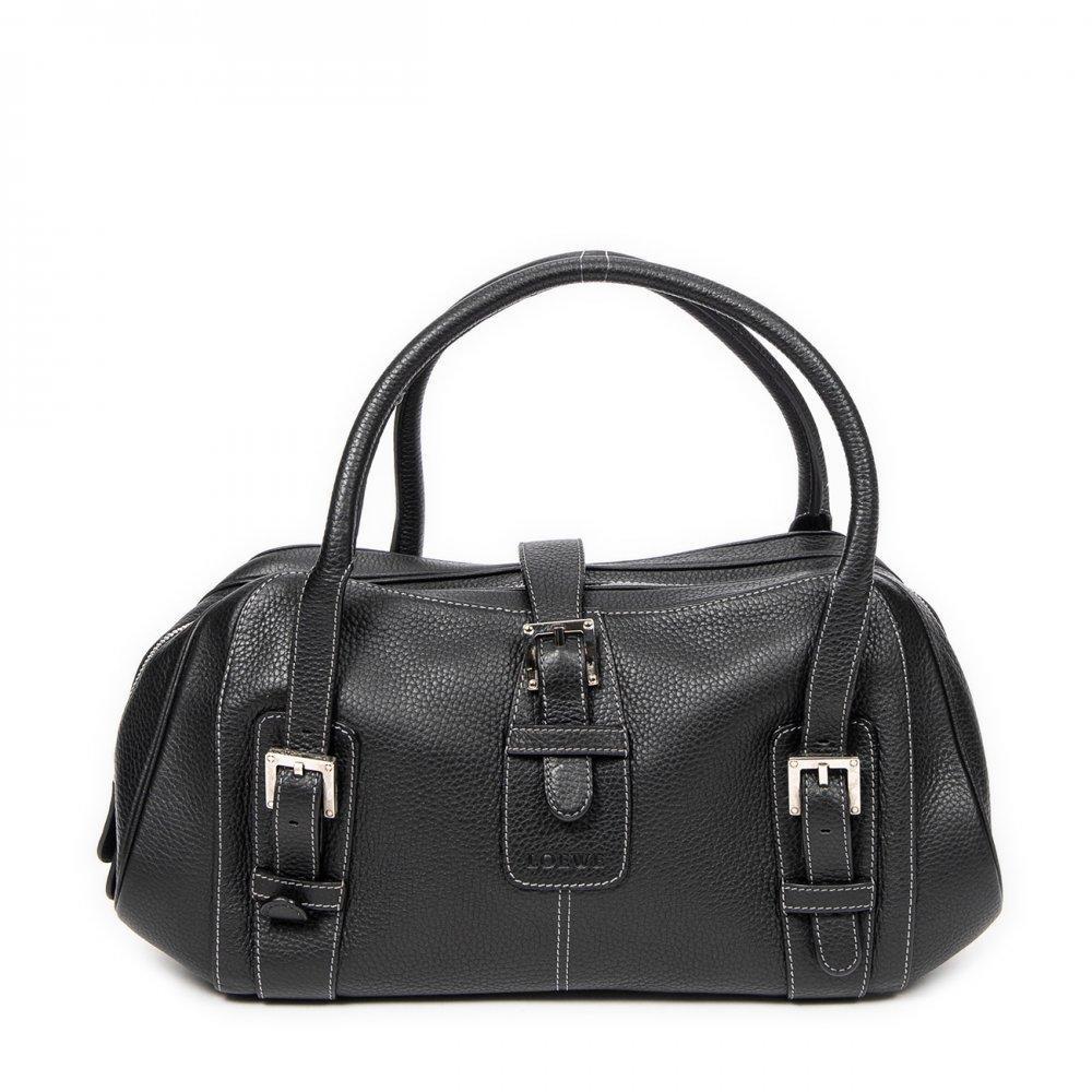Description

LOEWE.
Senda bag.
Made in black grained calfskin leather, with inside pocket. Top zipper closure. Adjustable handles with buckles that allow the bag to be carried over the shoulder. Silver hardware.
Includes dust cover.
With interior numbering.
In excellent condition, light signs of use.
Measurements: 40,5 x 18 x 8,5 cm.