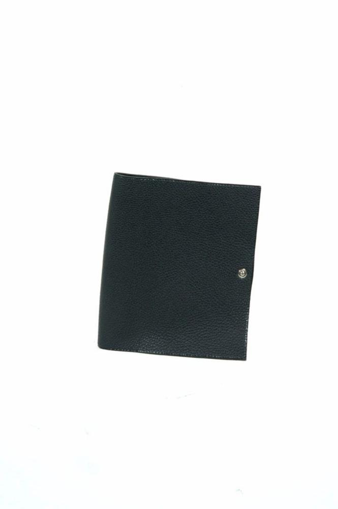 HERMES Paris made in France

Porte agenda "Ulysse" MM en veau togo noir, fermeture pression rehaussée d’un clou de selle en métal argenté palladié. Très bon état