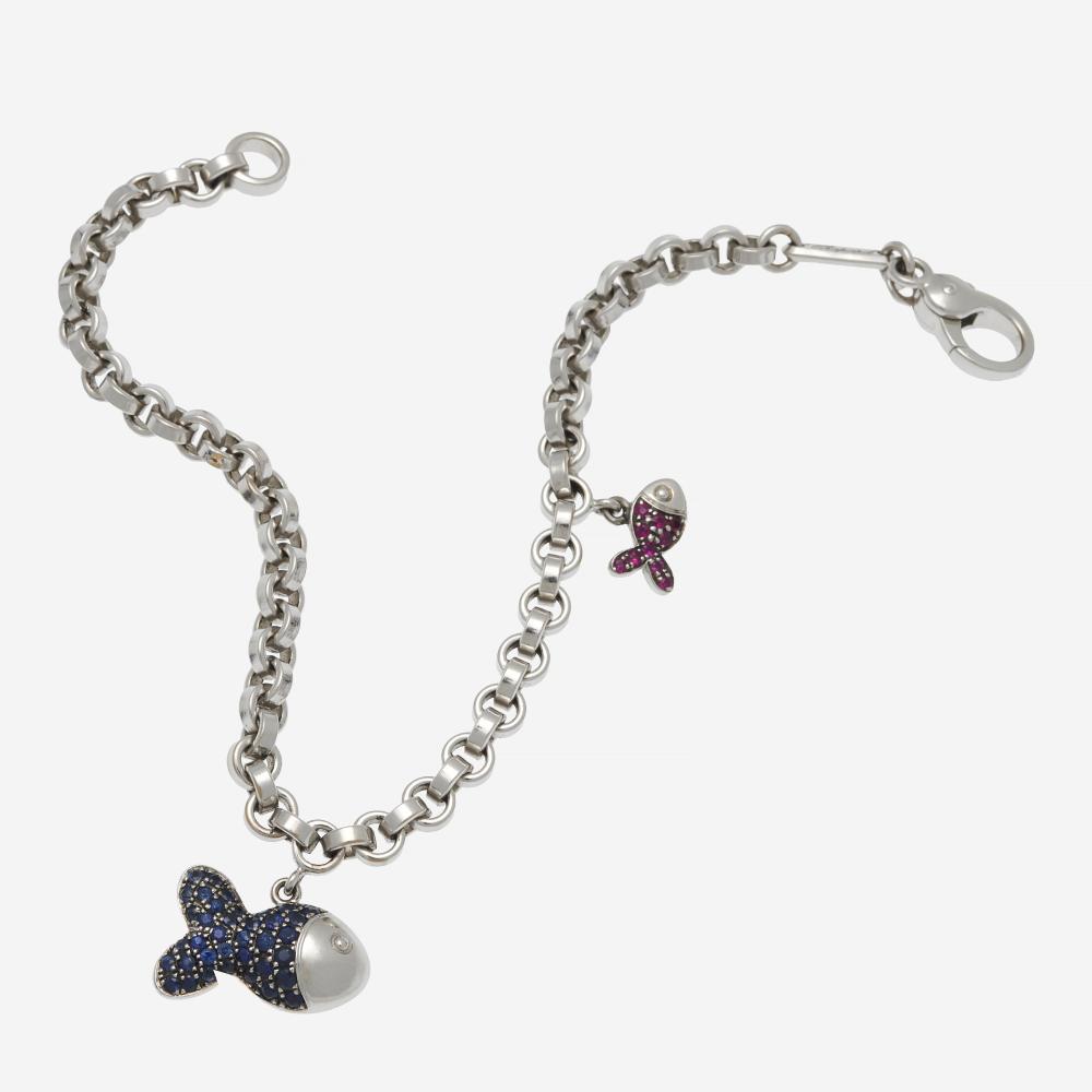 CHOPARD

Bracelet "Happy Fish"

En or gris 18k, à maille jaseron, retenant deux breloques stylisant des poissons rehaussés de saphirs ou rubis ronds

Signé

Long. : env. 19 cm, Poids brut : 20.27 g

A ruby, sapphire and 18k white gold "Happy Fish" bracelet, by Chopard

RAPPORT DE CONDITION :

Bon état, patine et rayures d’usage

Signé Chopard

Dans son écrin Chopard

CONDITION REPORT :

Good condition, usual wear and scratches

Signed Chopard

In its Chopard box