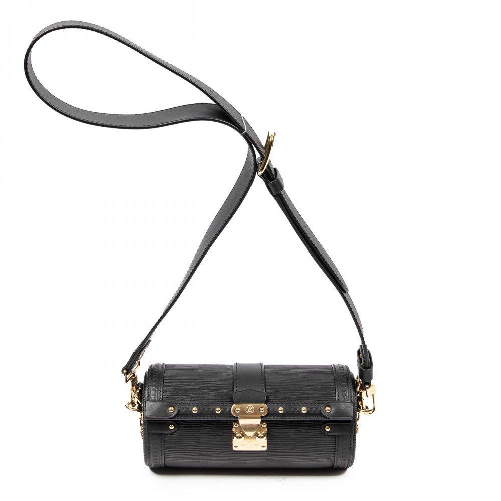 Description

LOUIS VUITTON.
Papillon Trunk bag.
Made in black Epi lambskin. Cylindrical structured design with snap closure. Long leather shoulder strap, adjustable to carry crossbody and chain to carry on shoulder. Gold-tone hardware.
It has NFC.
In perfect condition, hardly used.
Measurements: 20 x 10 x 10 cm.

The Papillon Trunk model, a contemporary reinterpretation of the classic Papillon inspired by the maison’s historical trunks. Made in Monogram canvas or special finishes, it incorporates reinforcements and rigid structure typical of the trunk tradition.