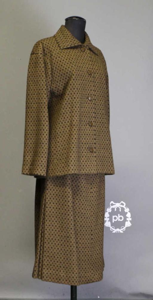 GIVENCHY Haute Couture n°59168, circa 1975...

GIVENCHY Haute Couture n°59168, circa 1975
 TAILLEUR en lainage façonné noisette figurant un motif de pois fantaisie ébène et chocolat : VESTE à col rabattu sur simple boutonnage, JUPE droite agrémentée de plis creux sur les côtés (env TS/M) (manque ceint