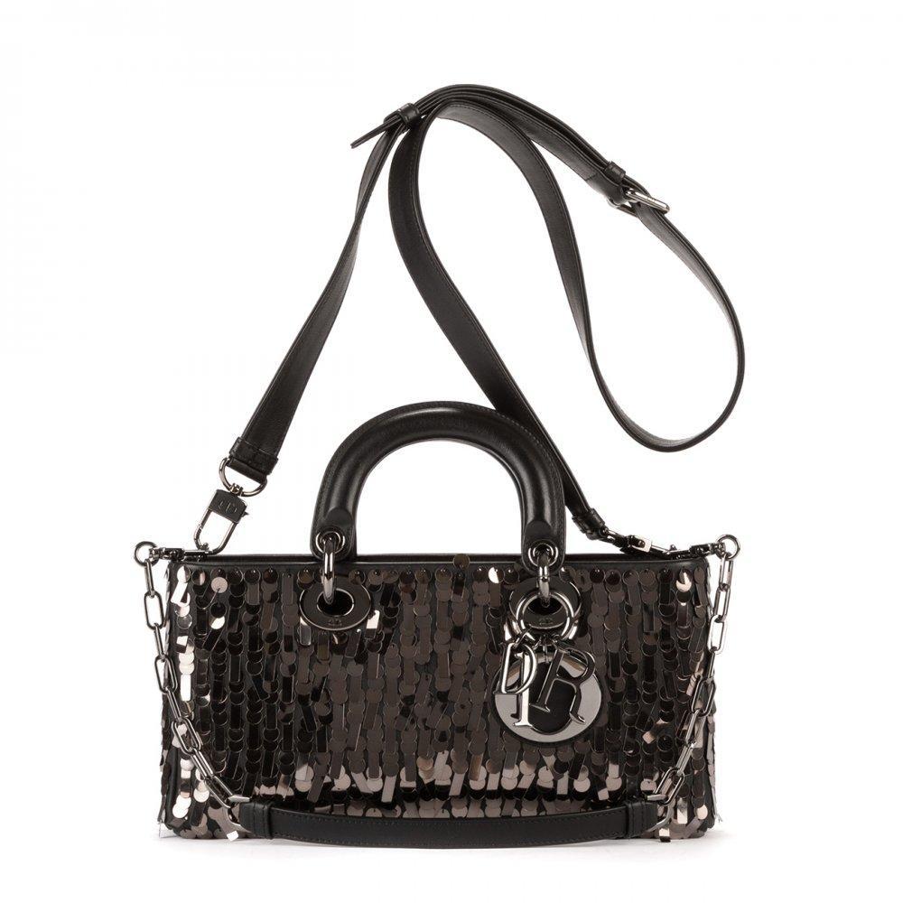 Description

DIOR
Lady Dior Joy bag.
In black calfskin leather decorated with handmade black sequins. Double top handle in leather and removable top handle also in leather. Silver metal hardware and lined interior with zippered pocket.
Includes two handles, brochure and dust bag.
With interior numbering.
In perfect condition, barely unused.
Measurements: 26 x 14 x 4,5 cm.
The Lady Dior Joy is one of the most refined reinterpretations of the Dior universe: a bag that translates a historical icon into a contemporary language, keeping its symbolic charge intact but adapting it to new proportions and lifestyles. The origin of this model is directly linked to the mythical Lady Dior, created in 1995 and inseparably associated with Lady Diana, who made it a symbol of global elegance. The Lady D-Joy emerges decades later as an evolution of that design: it maintains its essence, but reinterprets its structure in a horizontal, more elongated and contemporary format.