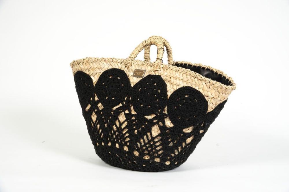 DOLCE & GABBANA

Sac cabas 23cm en osier rehaussé de broderies siciliennes noires, fermeture par deux liens en cuir noir se terminant par des pompons, double poignée. Très bon état