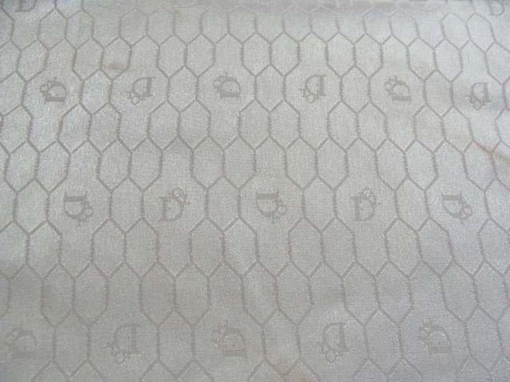 CHRISTIAN DIOR

Carré de soie "imprimé monogramme" rose poudré Tâché