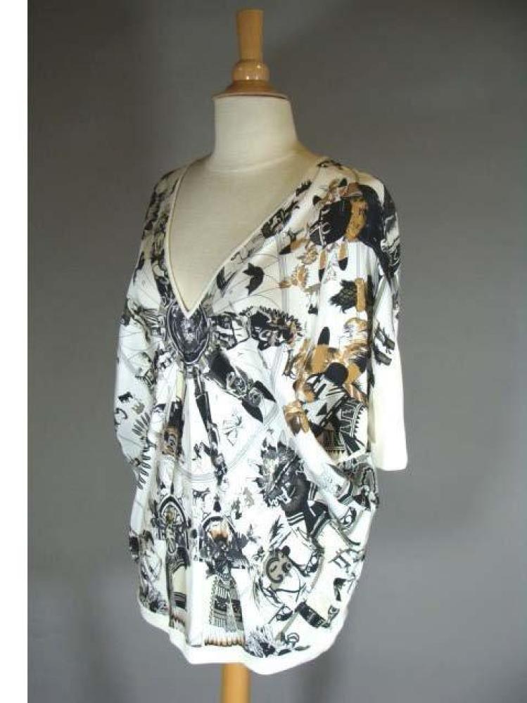 HERMES

T-shirt en soie foulard "kachins" à fond blanc dessin noir, gris ocre. Bordures blanches Taille M
