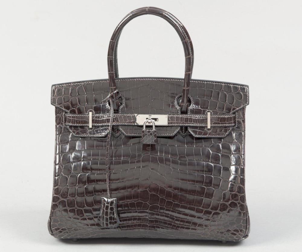 HERMES Paris made in France*

Sac " Birkin " 30 cm en crocodile porosus gris éléphant, attaches et fermoir palladium, double poignée, clefs cadenas recouvert, housse de protection de pluie. Année 2007 Très bon état.(Ce lot a été confectionné dans les parties d’espéces de crocodylidaes spp classées aux Annexes II/B de la Convention de Washington et de la règle 338/97 du 9/12/1996). Pour une sortie de l’UE un CITES d’export sera nécessaire celui-ci étant à la charge du futur acquéreur