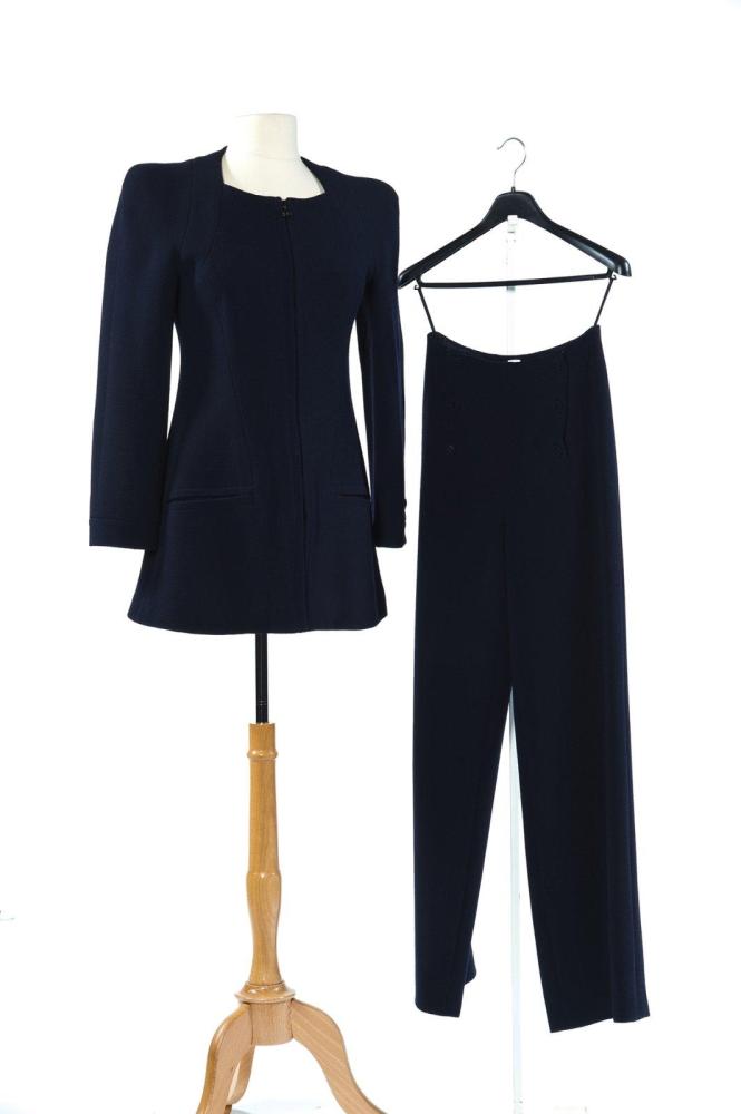 CHANEL

BOUTIQUE Ensemble en crêpe de laine bleu marine, veste agrémentée de surpiqûres, rappel au dos, décolleté carré, fermeture éclair, deux poches verticales passepoilées, pantalon a pont a six boutons
